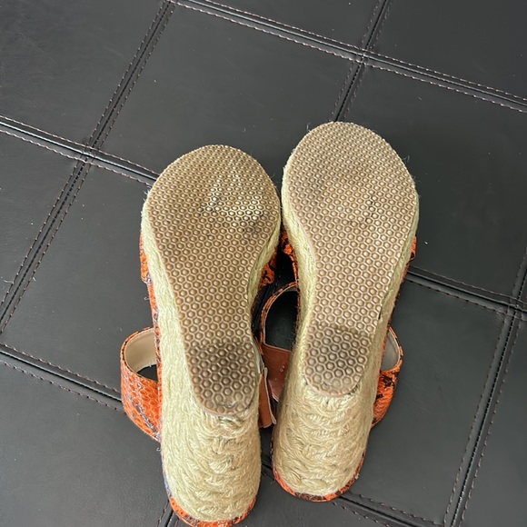 EUC Christian Michaels Orange snakeskin wedge Slides. Size: 9 1/2 M. - Picture 5 of 6